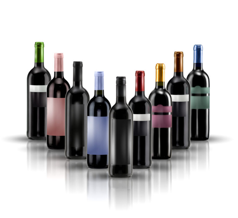 botellas de vino con etiqueta aislado en blanco